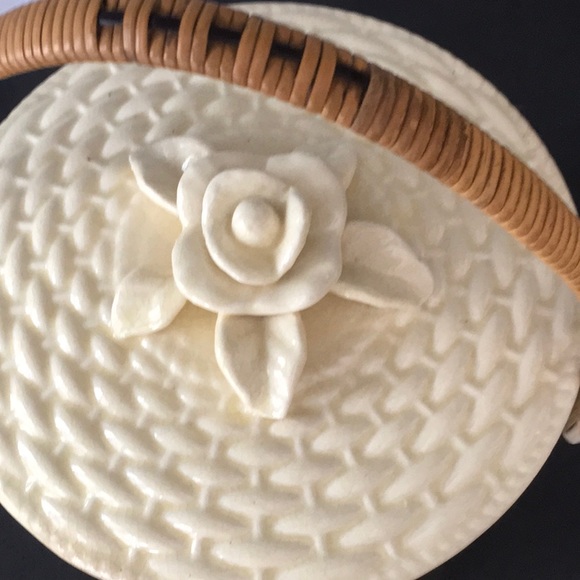 Vintage Biscuit/Cookie Jar with lid and handle - Picture 3 of 13